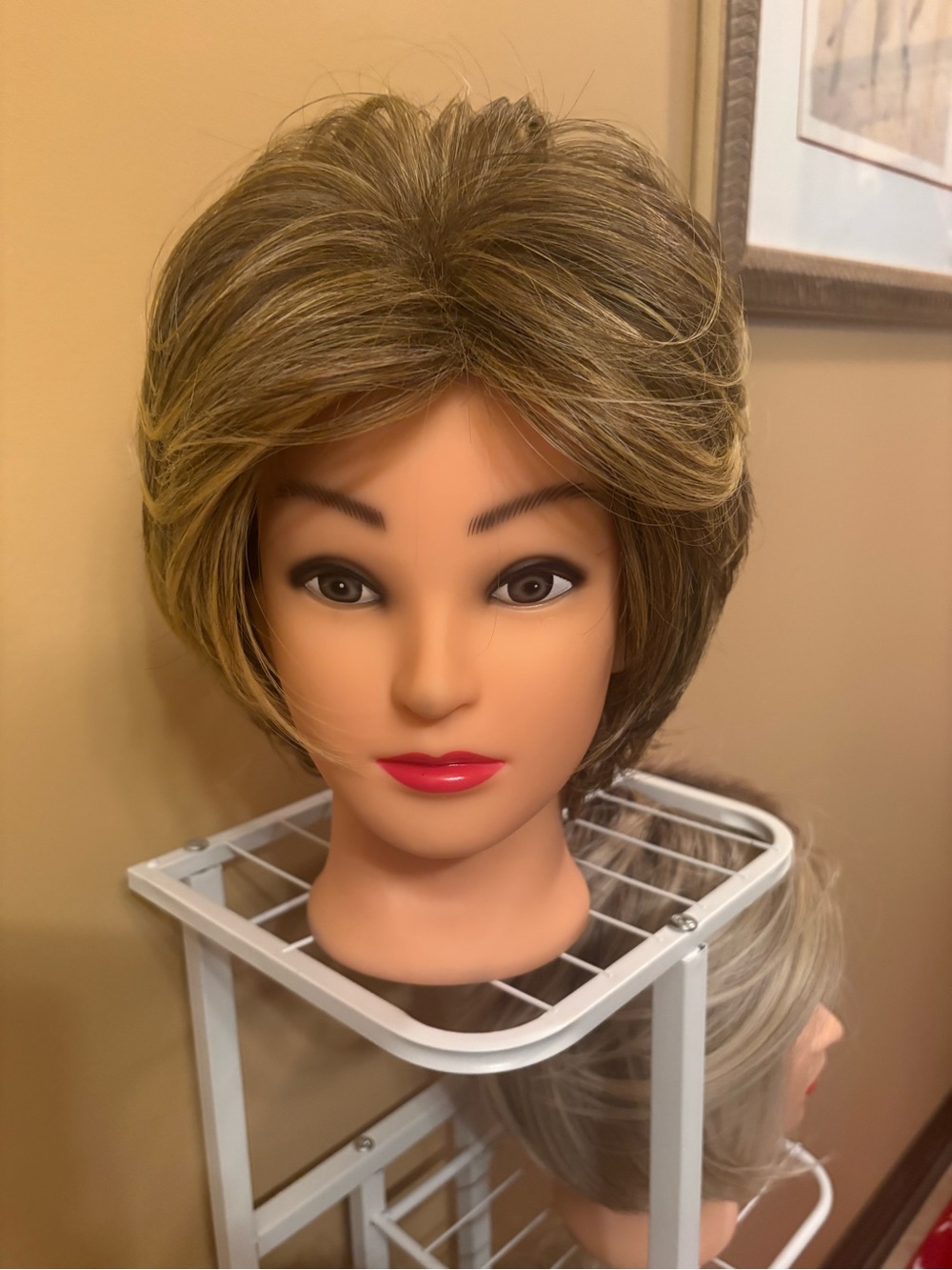 Short Layered Women's Wig in Light Brown with Blonde Highlights